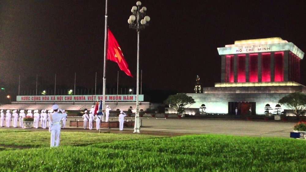 Lá cờ Tổ quốc từ từ hạ xuống trong không khí trang nghiêm