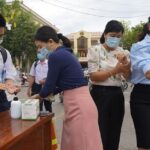 Anh thanh niên trong tác phẩm "Lặng lẽ Sa Pa" đang miệt mài làm việc trên trạm khí tượng, một hình ảnh tiêu biểu cho sự cống hiến thầm lặng.