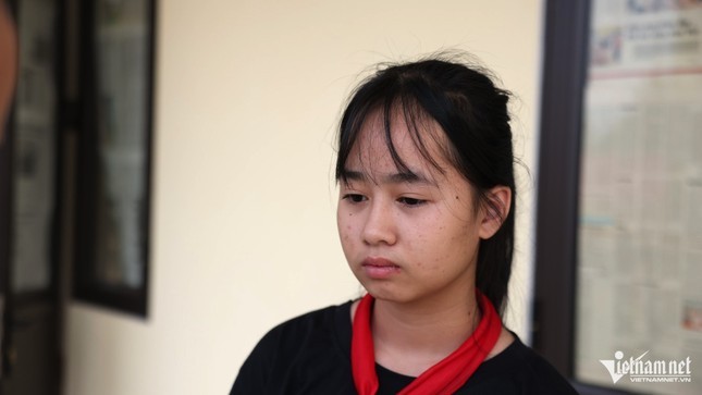 Em Ngô Thị Phương Lan, lớp phó lớp 8B, mong điều kỳ diệu sẽ đến, ảnh lớp 8B chứa đựng niềm hy vọng và sự kiên cường