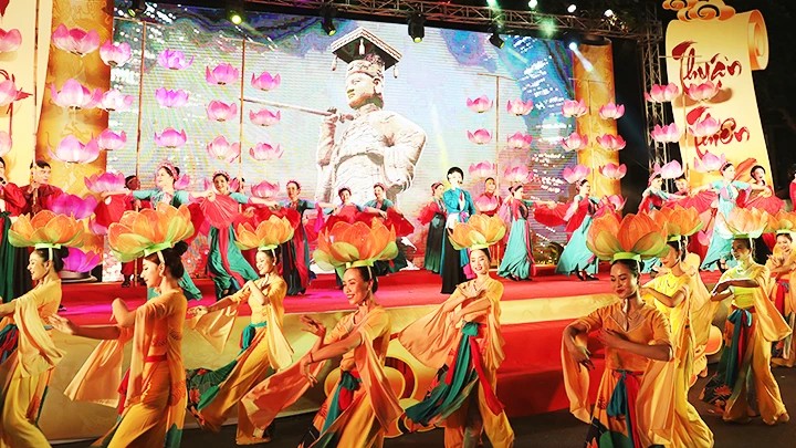 Chương trình nghệ thuật do Nhà hát Chèo Hà Nội thực hiện tại Lễ hội tưởng niệm Lê Lợi