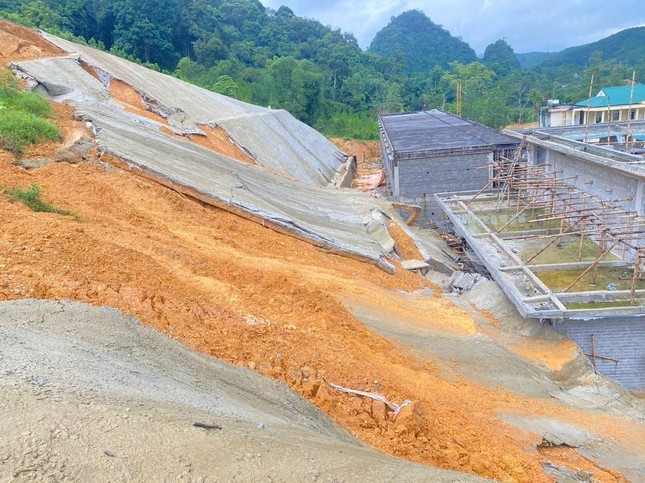 Sạt lở đồi đất phía sau trường THCS&amp;THPT Như Xuân, đất đá chạm chân tường nhà đa năng và nhà lớp học 2 tầng của trường.