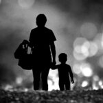 Hình ảnh người mẹ ôm con, thể hiện tình yêu thương vô bờ bến