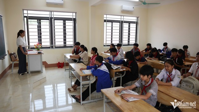 Cô giáo Trần Thị Hồng Tâm chia sẻ nỗi đau với học sinh, ảnh lớp 8B là biểu tượng của sự gắn kết và sẻ chia