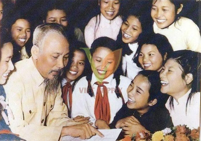 Hình ảnh các em học sinh tham gia hoạt động ngoại khóa, thể hiện tinh thần học tập và đoàn kết
