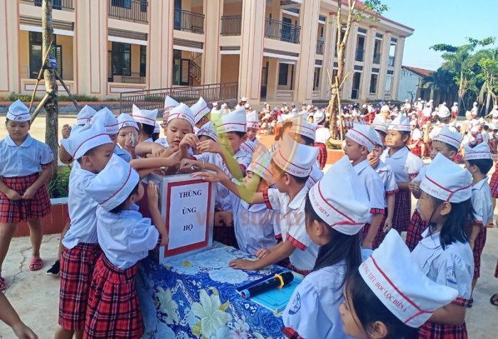 Hình ảnh các em học sinh tham gia hoạt động vui chơi giải trí, thể hiện sự phát triển toàn diện về thể chất và tinh thần