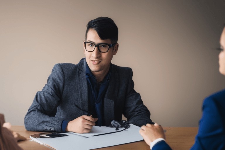 Một người đàn ông đang suy nghĩ về việc viết hồ sơ cá nhân