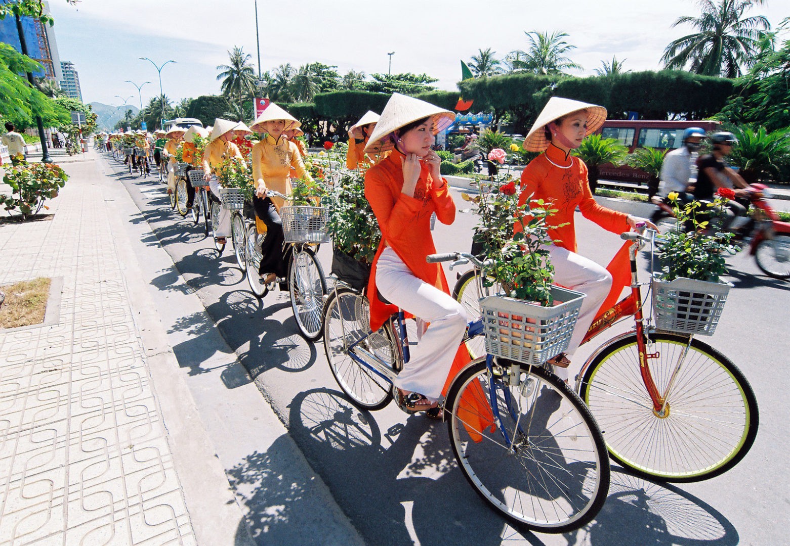 Áo dài ngũ thân truyền thống của Việt Nam, biểu tượng của sự kín đáo và thanh lịch