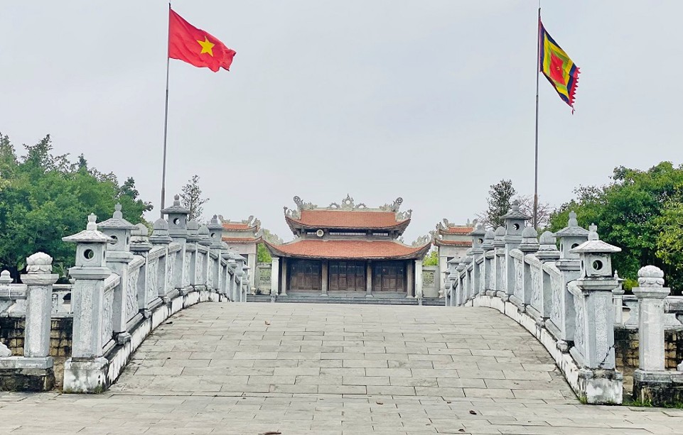 Cầu đá trang trí hoa văn họa tiết tinh xảo (ảnh: thanhdoanhaiphong.gov.vn).