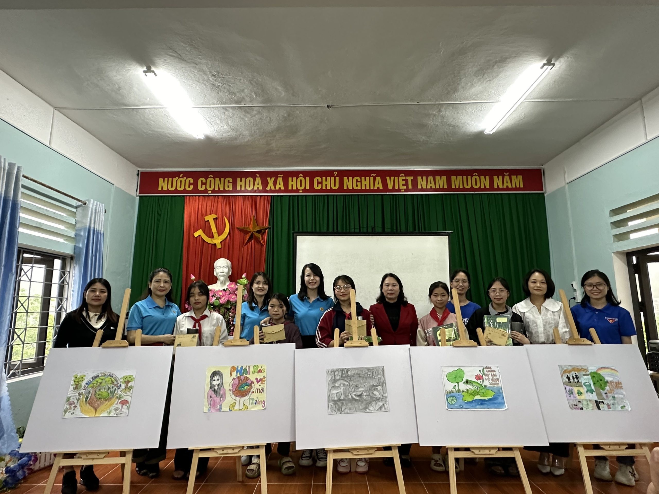 Các nhà khoa học trẻ giới thiệu về hoạt động khoa học công nghệ của viện
