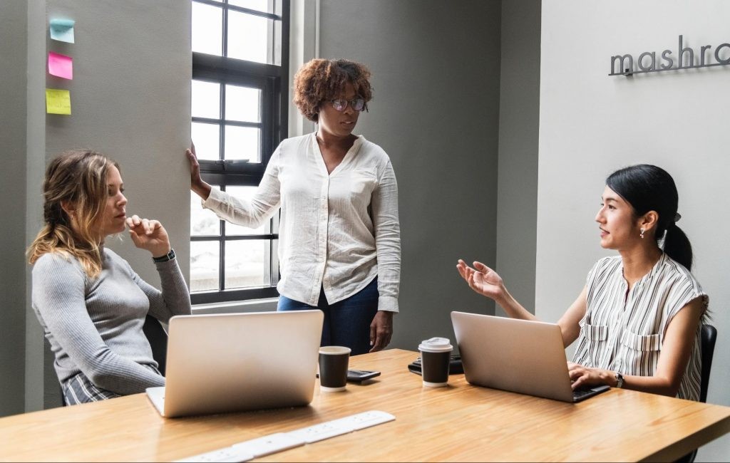 Một nhóm giáo viên đang trao đổi về các biện pháp nâng cao ý thức tuân thủ nội quy trường học
