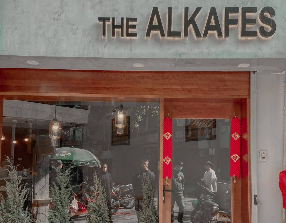 Không gian bên ngoài quán cafe Lá x The Alkafes với cây xanh và không gian mở