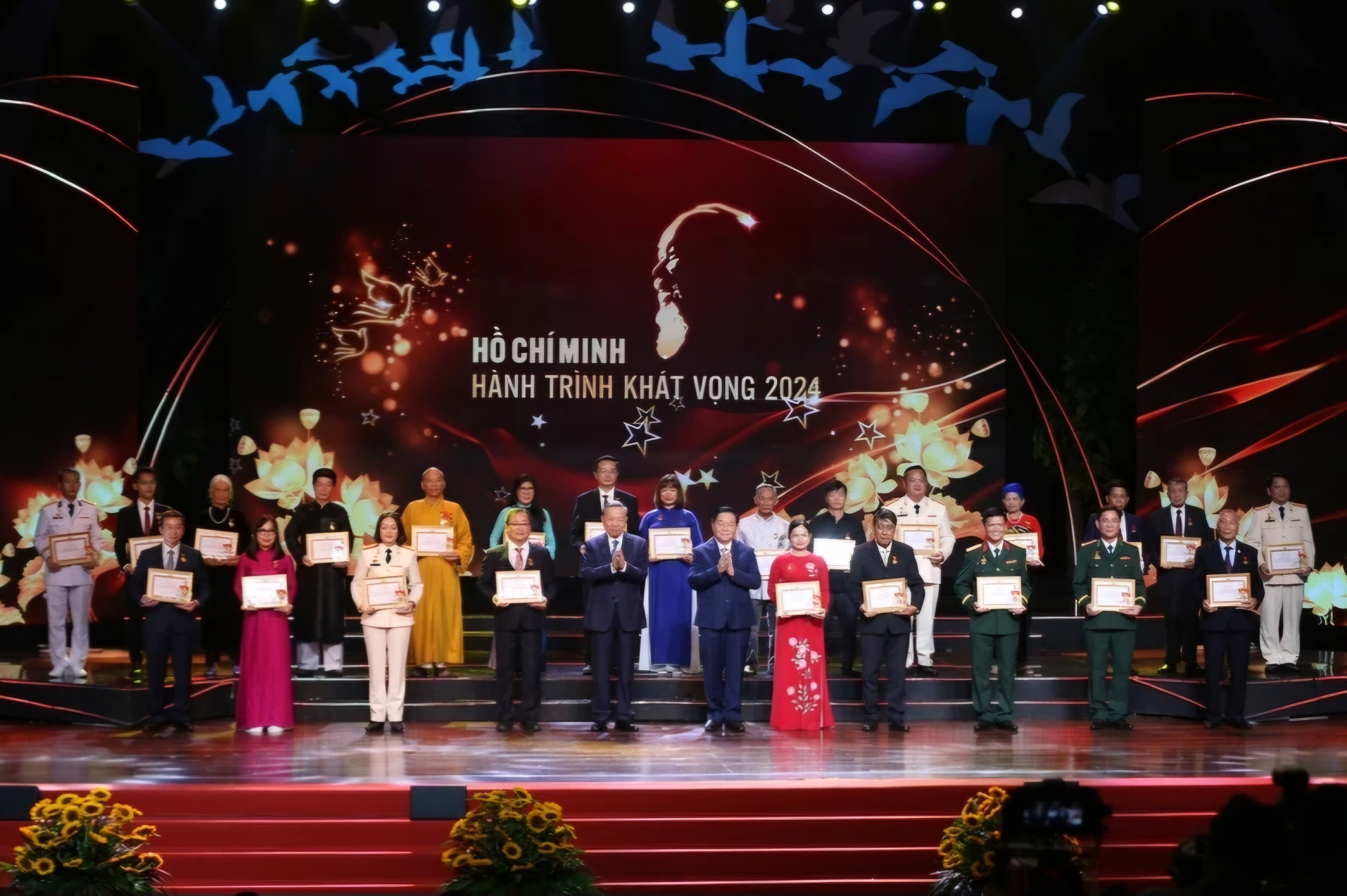 Hình ảnh minh họa cho sự cần cù và tinh thần trách nhiệm của đội ngũ nhân viên Xe Tải Mỹ Đình.