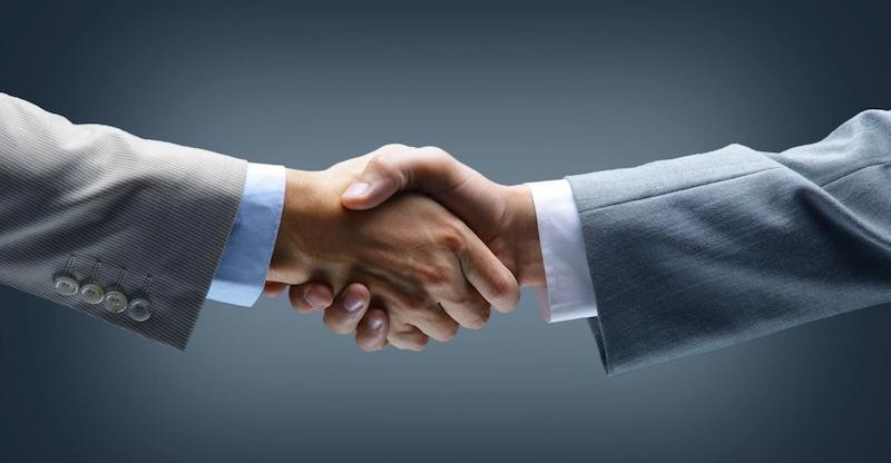 Bắt tay thể hiện sự tôn trọng trong văn hóa Việt Nam