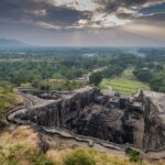 Toàn cảnh quần thể hang động Ellora, nơi tọa lạc đền Kailasa, một trong những di sản văn hóa thế giới được UNESCO công nhận