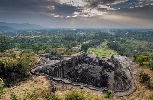 Toàn cảnh quần thể hang động Ellora, nơi tọa lạc đền Kailasa, một trong những di sản văn hóa thế giới được UNESCO công nhận