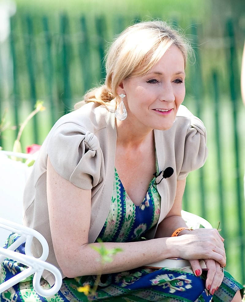 J.K. Rowling - Từ người mẹ đơn thân nghèo khó đến tác giả tỷ phú