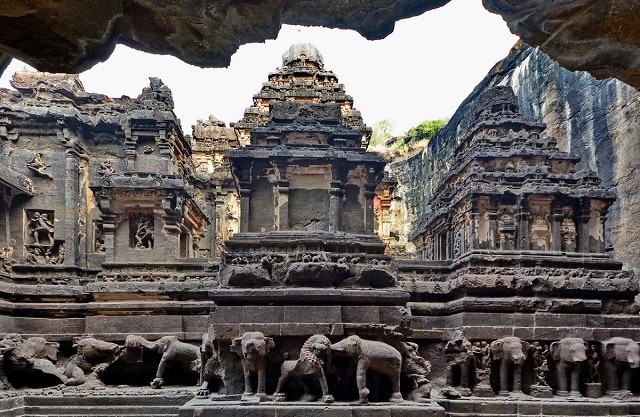 Các nghệ nhân chạm khắc đá trên đền Kailasa, minh họa kỹ thuật thủ công tinh xảo của người xưa