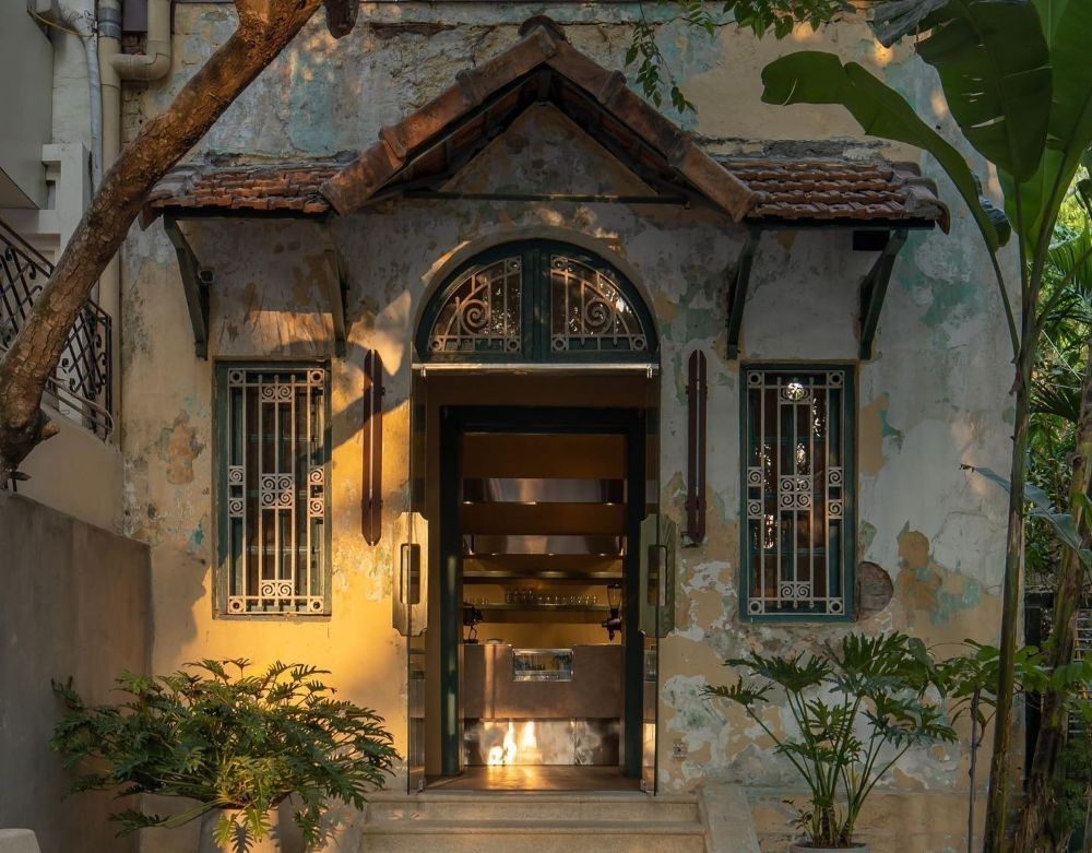Không gian bên ngoài căn biệt thự cổ tại quán cafe Hermanas Khúc Hạo với kiến trúc Pháp đặc trưng