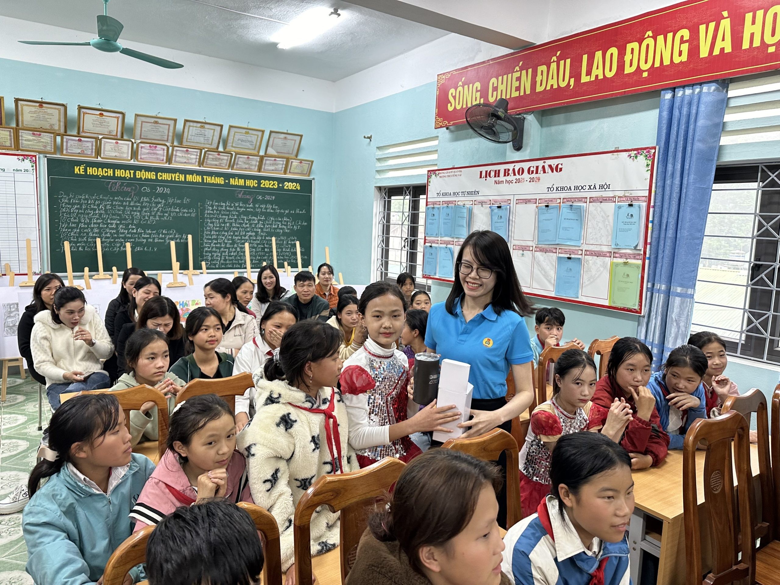 Các em học sinh nhận giải thưởng từ cuộc thi vẽ tranh