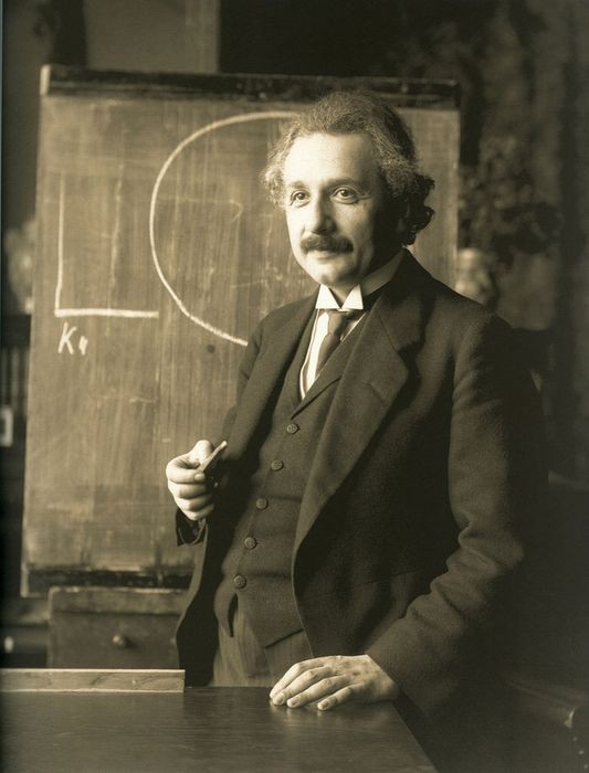 Albert Einstein - Biểu tượng của trí tuệ và sự sáng tạo vô hạn