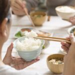 Ảnh một người đàn ông đang ăn cơm với vẻ mặt ngon lành, thể hiện sức ăn tốt