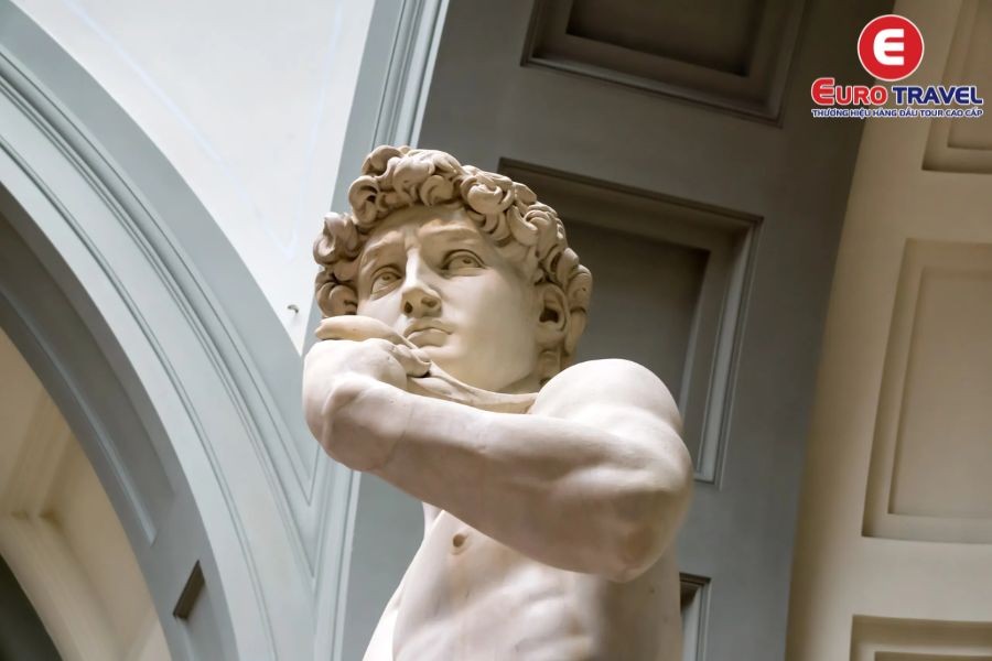 Ánh mắt kiên định của tượng Đa Vít hướng về Rome