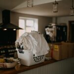 Người đàn ông giúp vợ dọn dẹp nhà cửa