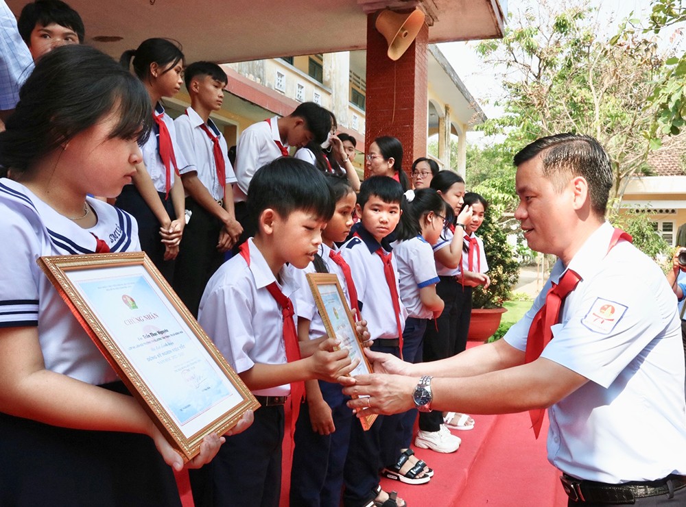 Ảnh minh họa các em học sinh lao động vệ sinh trường lớp