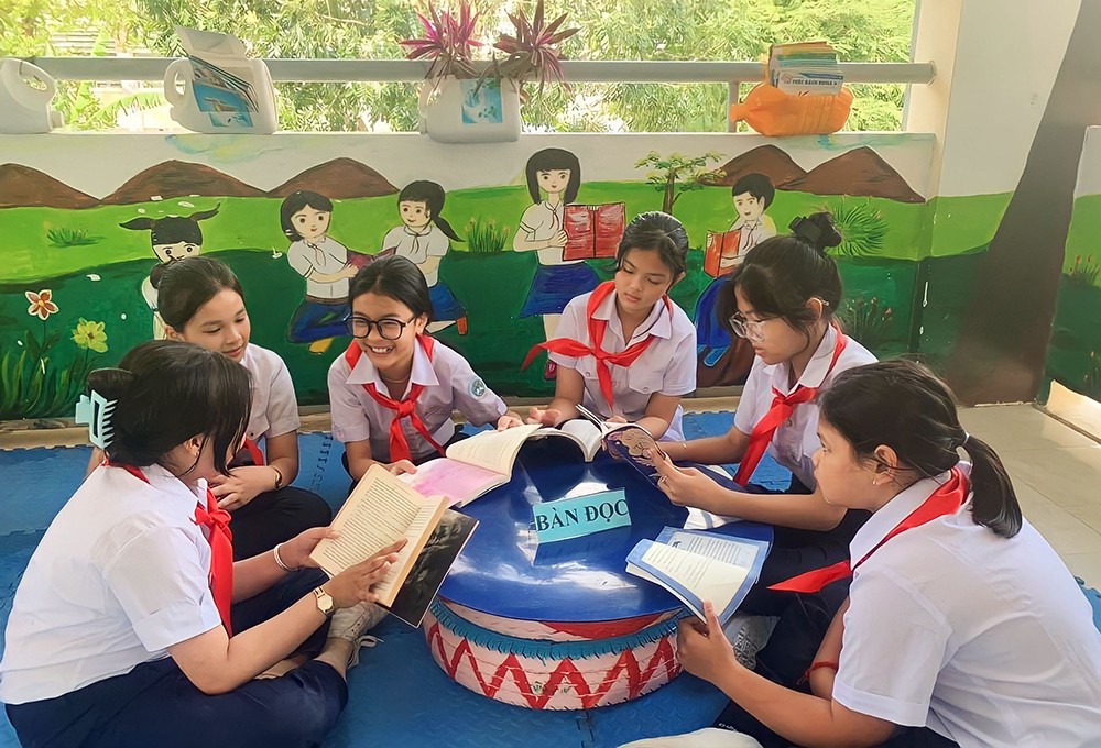 Ảnh minh họa các em đội viên đọc sách