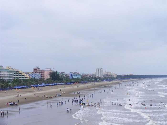 Du khách tham gia hoạt động dọn rác trên bãi biển Sầm Sơn