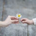 Người phụ nữ tươi cười rạng rỡ, tượng trưng cho niềm vui và hạnh phúc trong cuộc sống