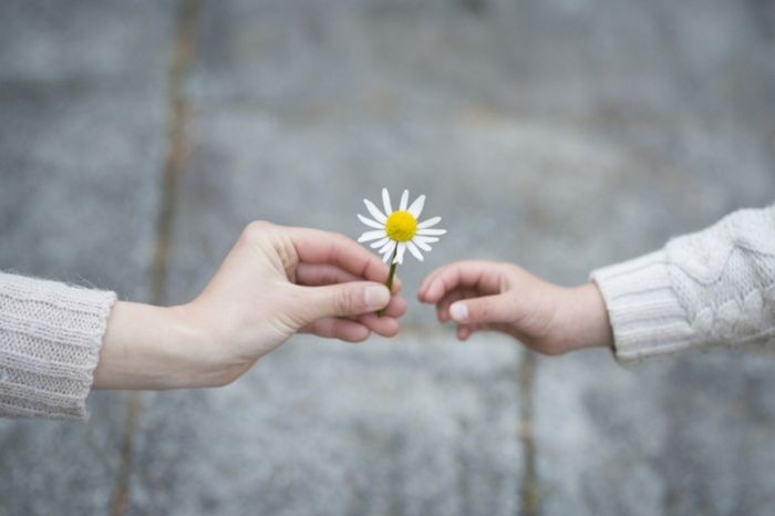 Người phụ nữ tươi cười rạng rỡ, tượng trưng cho niềm vui và hạnh phúc trong cuộc sống