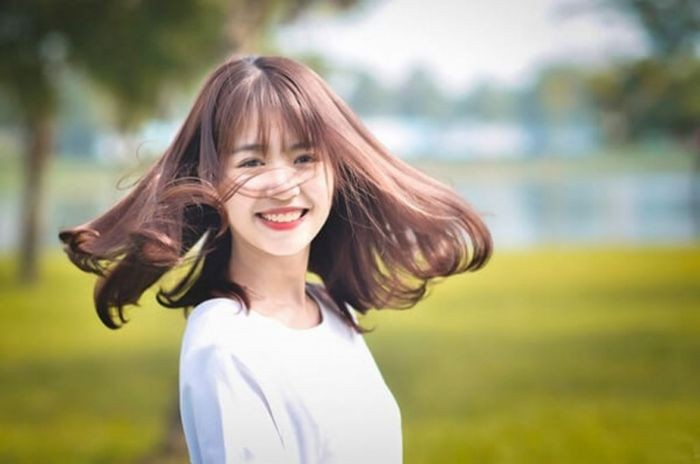 Một người con đang ôm mẹ, thể hiện tình yêu thương và sự biết ơn đối với mẹ