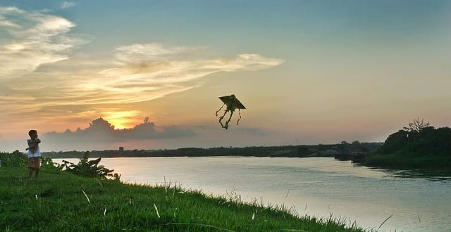 Khóm tre làng xanh mát trong bài thơ Nơi Tuổi Thơ Em