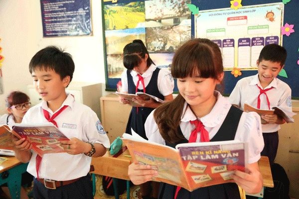 Lan, 11 tuổi, bạn đẹp và duyên dáng. Với dáng đi cân đối, phong cách trang nhã, Lan tỏa sáng trong đám bạn với tác phong nhanh nhẹn và hoạt bát, xứng đáng là con chim đầu đàn của lớp.