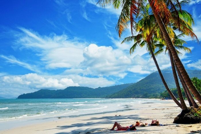 Bãi Sao Phú Quốc nhìn từ trên cao với bãi cát trắng mịn và làn nước biển xanh trong