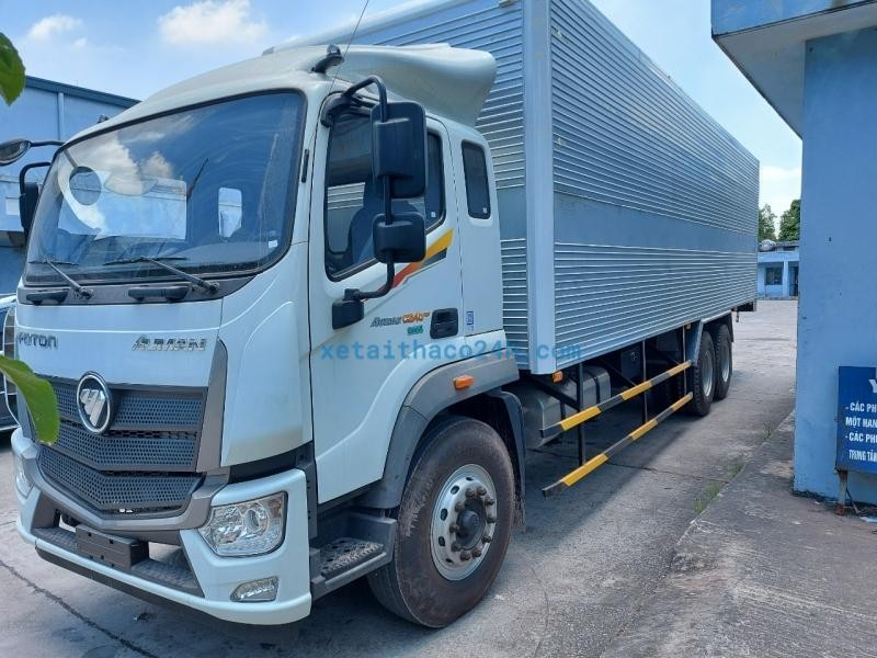 Thùng xe tải Thaco Auman C240 thùng kín, được đóng chắc chắn từ cabin đến đuôi xe, sàn làm từ thép dày 2.5mm, đảm bảo an toàn cho hàng hóa trong quá trình vận chuyển.