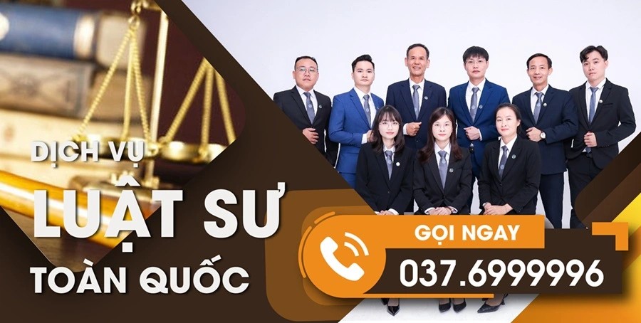 Một người phụ nữ đang ôm đầu, thể hiện sự lo lắng và căng thẳng