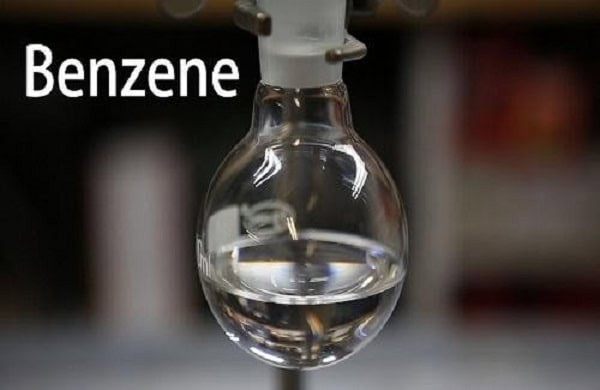 Benzen chất lỏng không màu