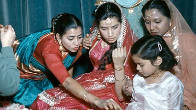 Ảnh chụp gia đình xưa, một nguồn thông tin quý giá để truy tìm nguồn gốc