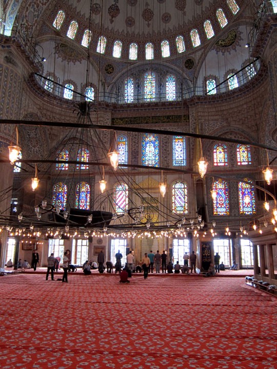 Khách tham quan Nhà thờ Hồi giáo Xanh ở Istanbul, nơi việc cho phép chụp ảnh đi kèm với yêu cầu tôn trọng không gian và những người đang cầu nguyện