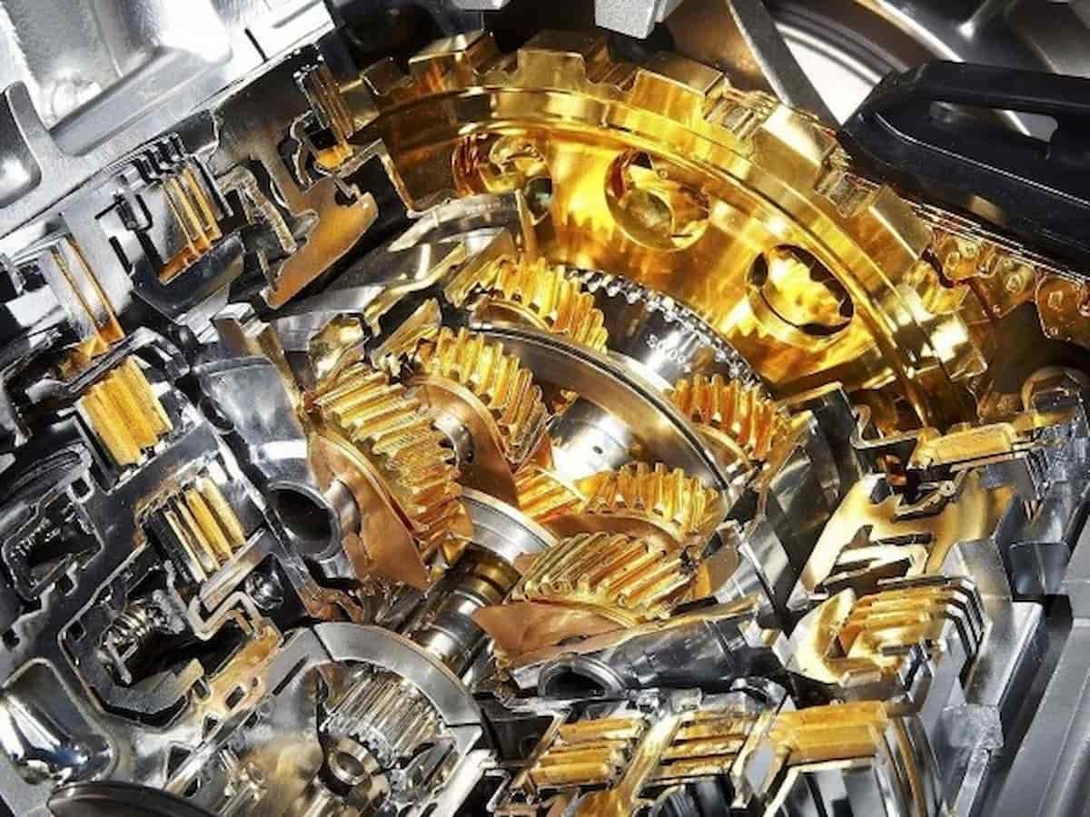 Hệ thống bôi trơn cưỡng bức đảm bảo dầu đến các chi tiết máy