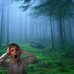 Ảnh một cậu bé đang hét lớn trong rừng sâu, thể hiện sự tự do và khám phá