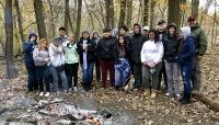 Một nhóm tình nguyện viên trung học tại Busse Woods. Ảnh của Kris DaPra.