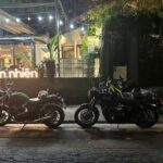 Không gian bên ngoài quán cafe An Nhiên Khúc Hạo với cây xanh và ánh sáng ấm áp