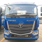 Phần đầu xe tải Thaco Auman C240 với lưới tản nhiệt lớn và logo Thaco nổi bật, thể hiện sự mạnh mẽ và hiện đại của dòng xe này.
