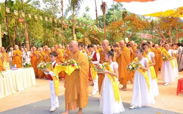 Lễ Vu Lan là dịp để con cái bày tỏ lòng hiếu thảo