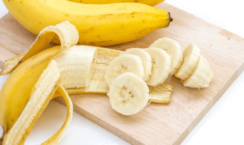 Chuối là loại trái cây yêu thích của chim chào mào, cung cấp nhiều vitamin và khoáng chất
