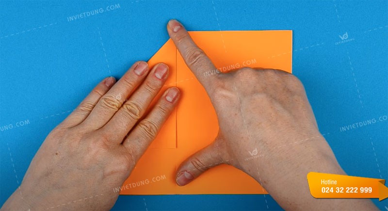 Bước 3: Gấp đôi tờ giấy theo chiều dọc, sau đó mở ra