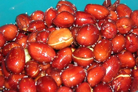 Món lạc muối ăn rất đưa cơm.